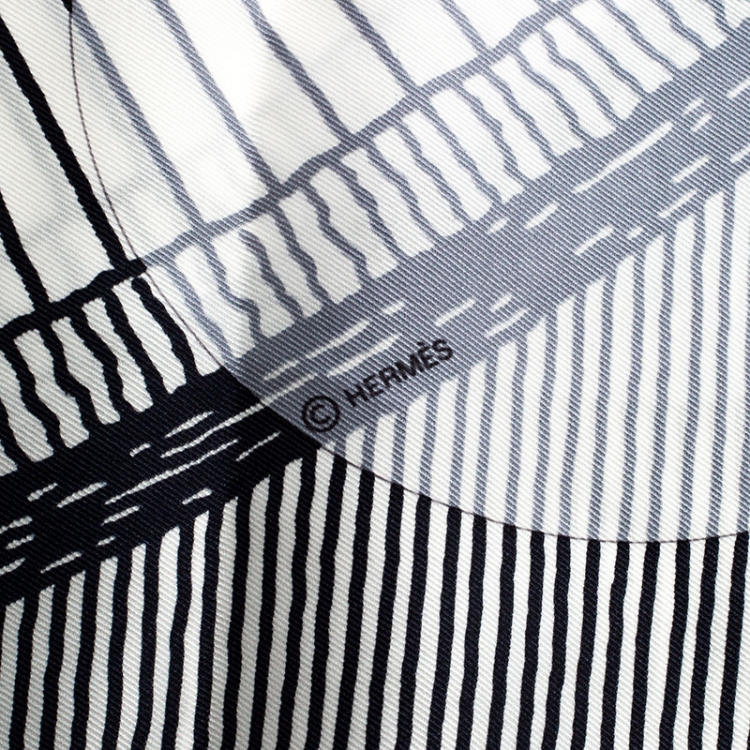 Pre Owned Hermes White & Navy Suite et Poursuite Silk Scarf