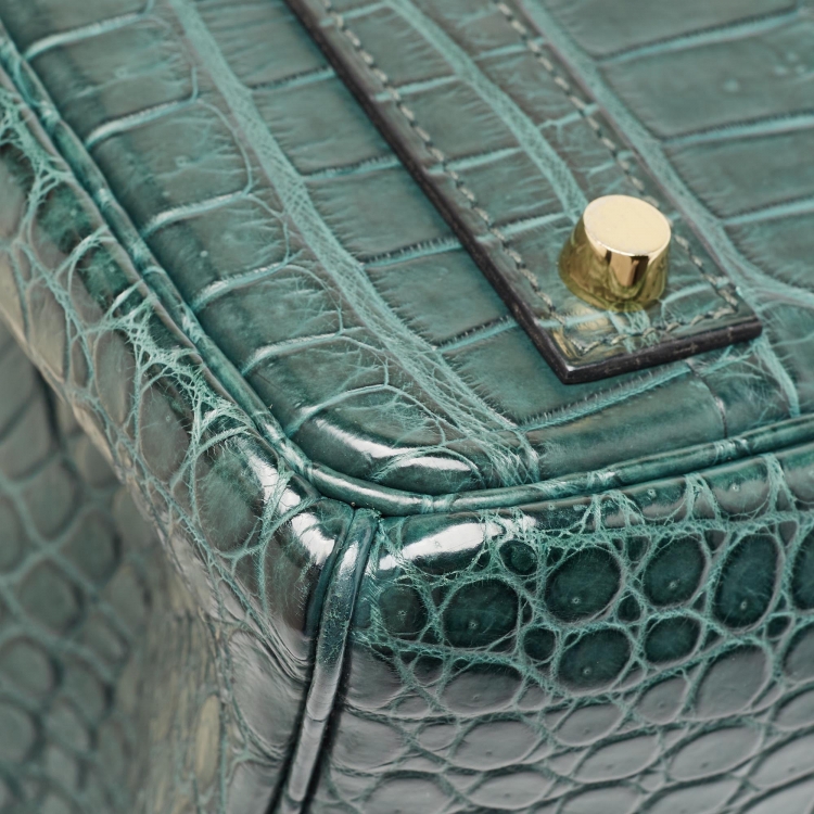 مملوكة مسبقًا Hermes Vert Fonce Matte Crocodile Porosus Gold Finish Birkin 40 Bag