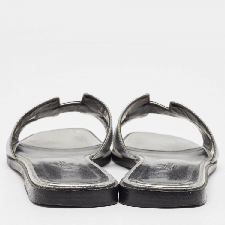 Pre Owned Hermes Silver Leather Oran Sandals Size 38