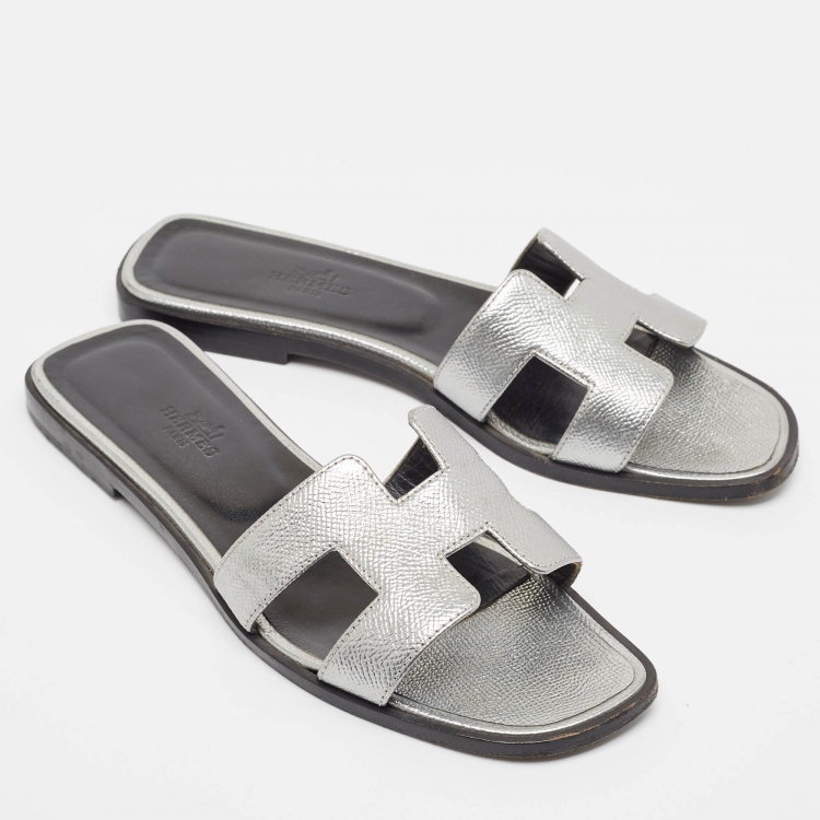 Pre Owned Hermes Silver Leather Oran Sandals Size 38