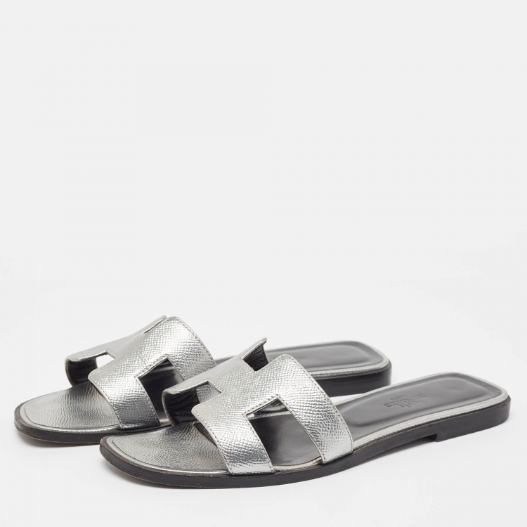Pre Owned Hermes Silver Leather Oran Sandals Size 38