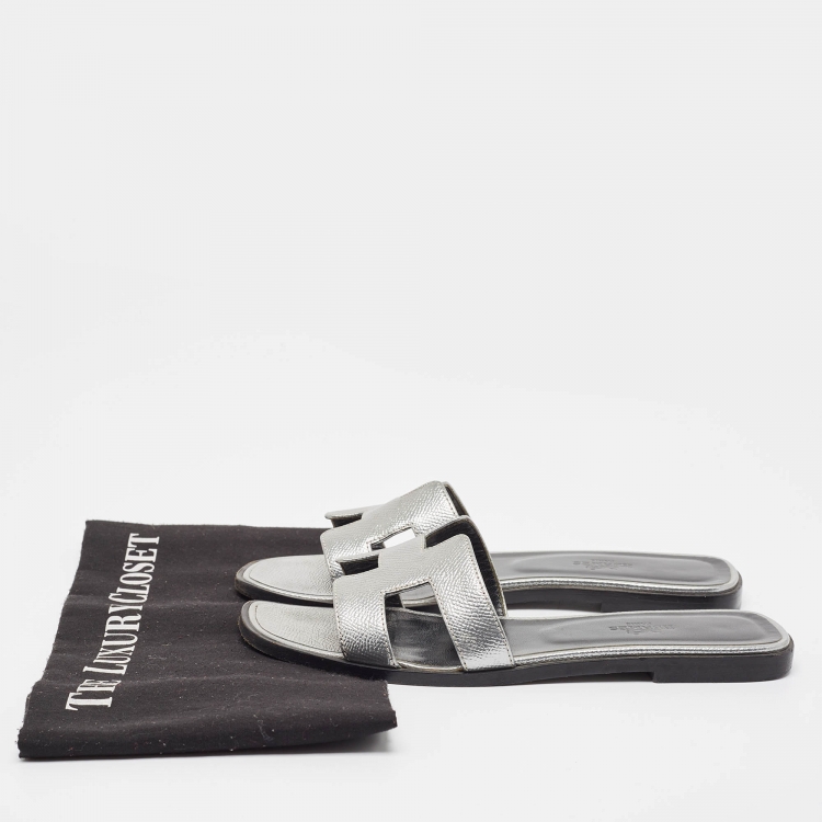 Pre Owned Hermes Silver Leather Oran Sandals Size 38