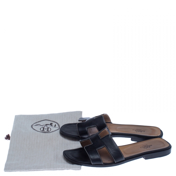 مملوكة مسبقًا Hermes Black Leather Oran Flat Slides Size 37