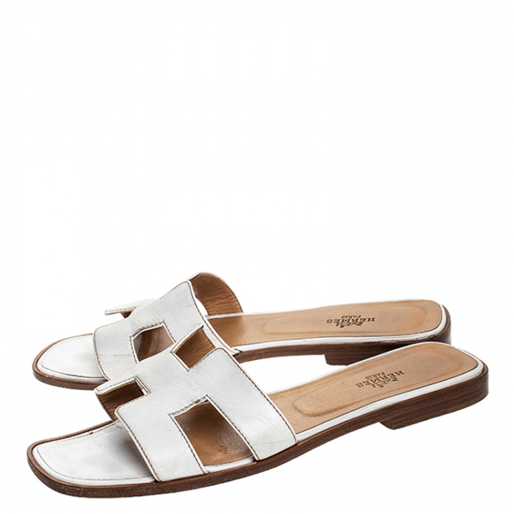 مملوكة مسبقًا Hermes White Leather Oran Slide Sandals Size 39
