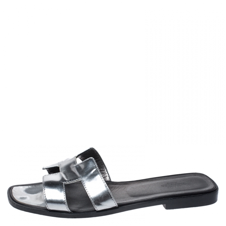 Pre Owned Hermes Metallic Silver Leather Oran Flat Slides Size 38.5