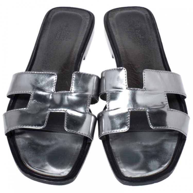 Pre Owned Hermes Metallic Silver Leather Oran Flat Slides Size 38.5