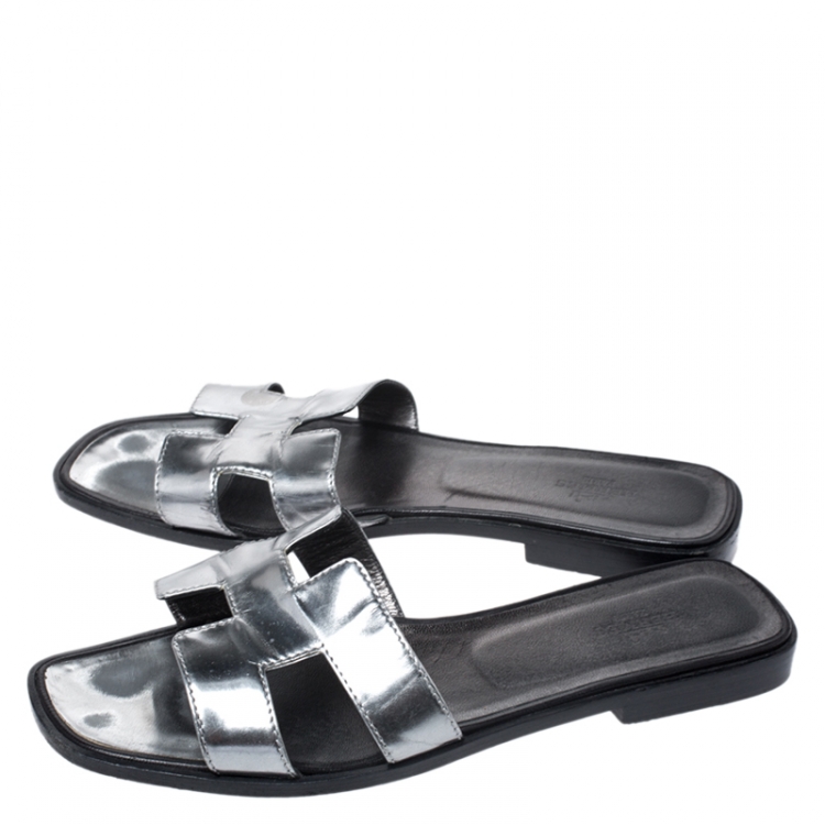Pre Owned Hermes Metallic Silver Leather Oran Flat Slides Size 38.5