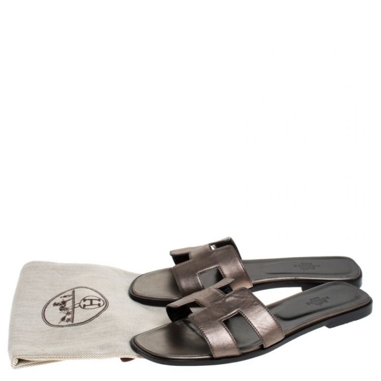 Pre Owned Hermes Metallic Grey Leather Oran Flat Slides 39