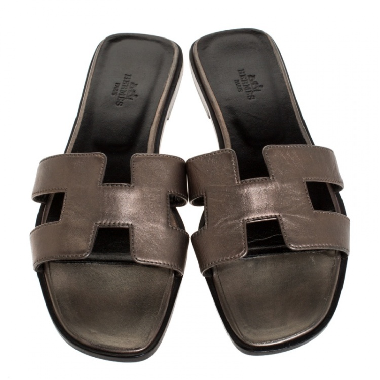 Pre Owned Hermes Metallic Grey Leather Oran Flat Slides 39