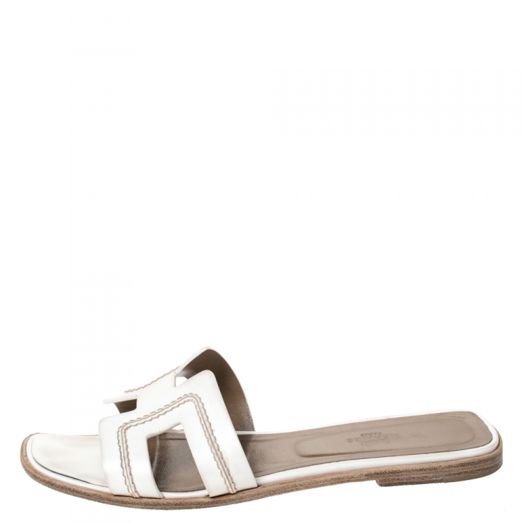 Pre Owned Hermes White Stitch Detail Leather Oran Slides Flats Size 41