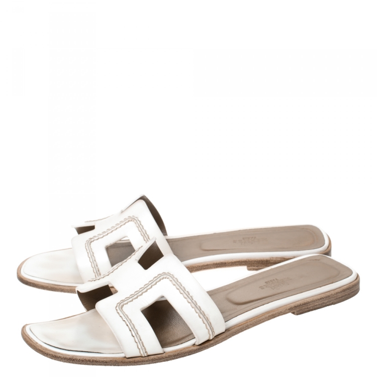 Pre Owned Hermes White Stitch Detail Leather Oran Slides Flats Size 41