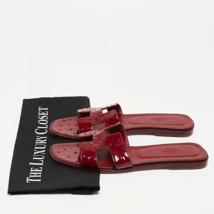 Pre Owned Hermes Burgundy Ostrich Embossed Leather Oran Flat Slides Size 39.5