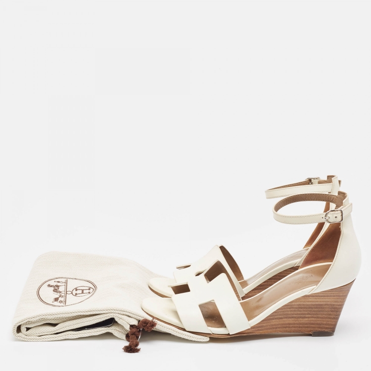 مملوكة مسبقًا Hermes White Leather Legend Wedge Ankle Strap Sandals Size 37.5