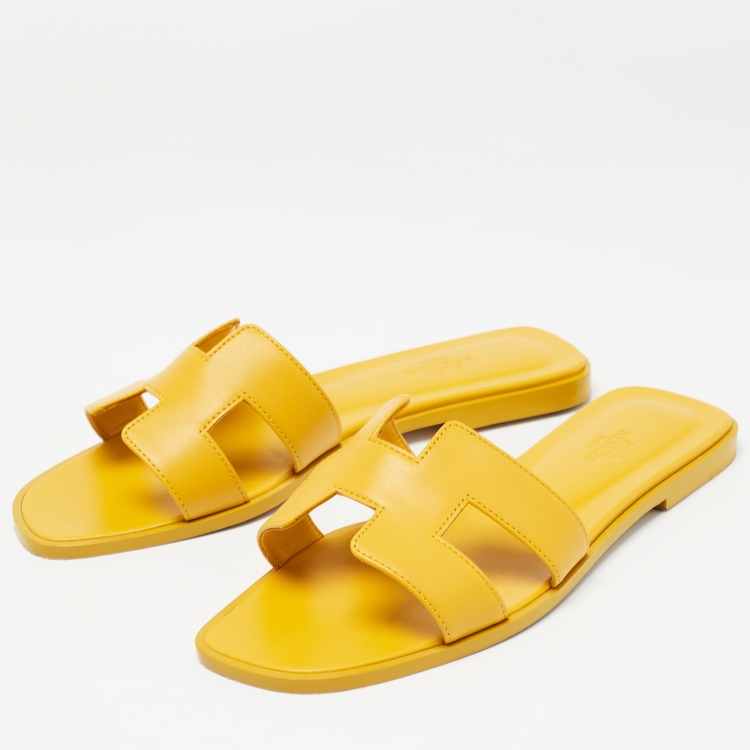 Pre Owned Hermes Yellow Leather Oran Slide Flats Size 39 