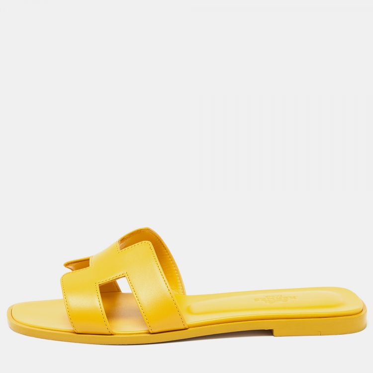 Pre Owned Hermes Yellow Leather Oran Slide Flats Size 39 