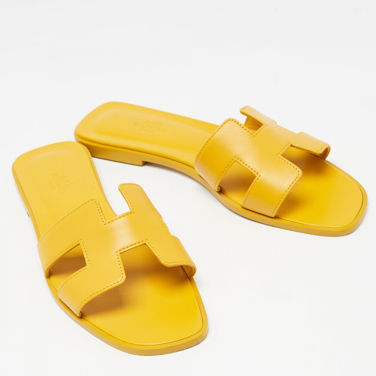Pre Owned Hermes Yellow Leather Oran Slide Flats Size 39 