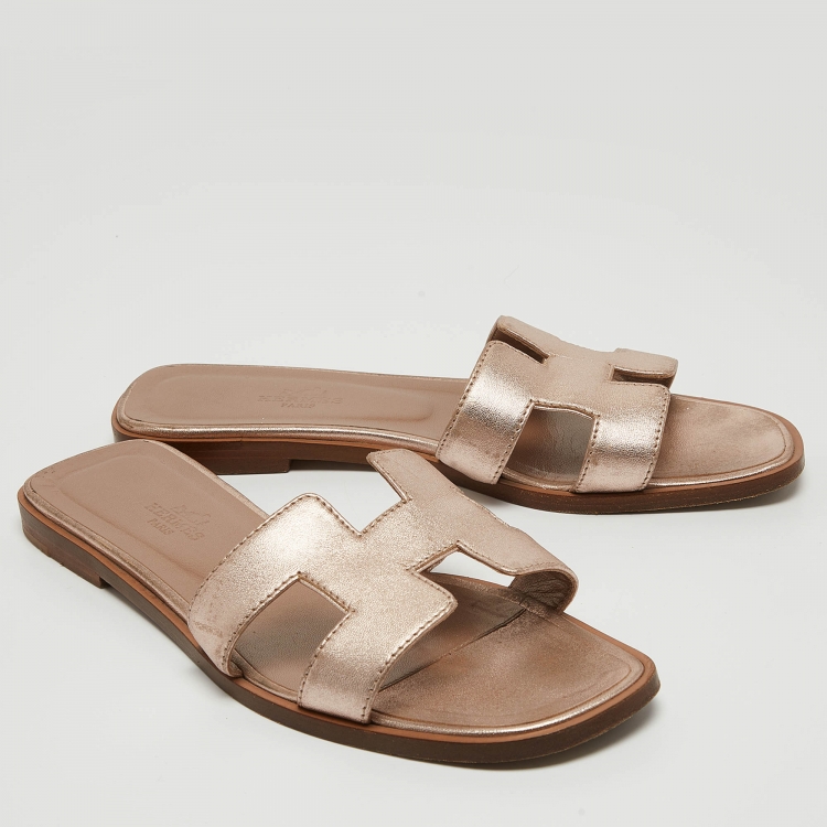 Pre Owned Hermes Metallic Rose Gold Leather Oran Flat Slides Size 36.5