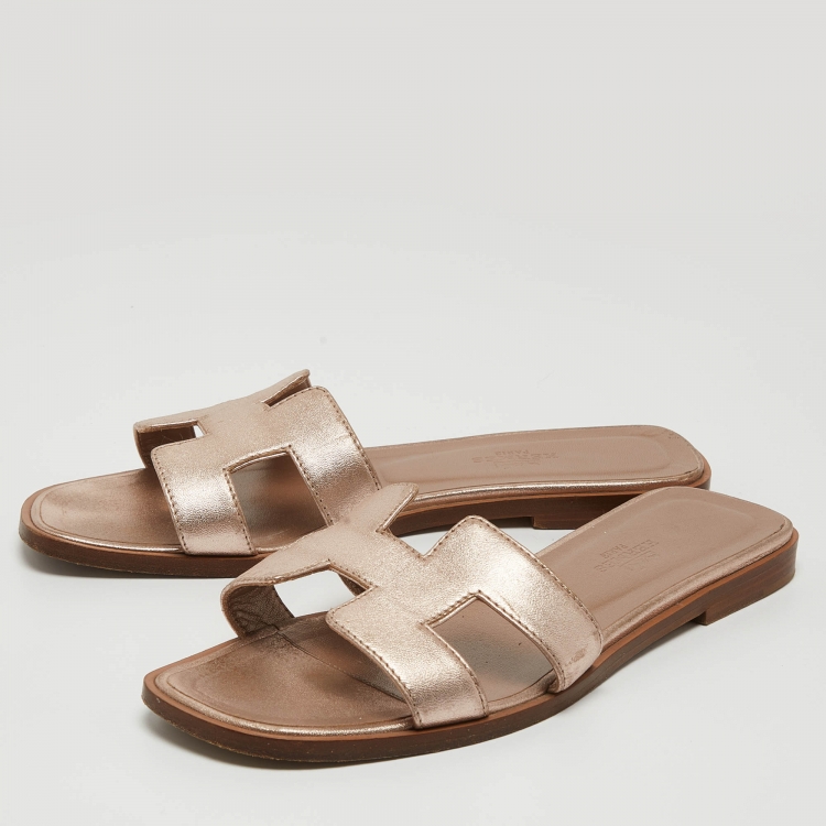 Pre Owned Hermes Metallic Rose Gold Leather Oran Flat Slides Size 36.5