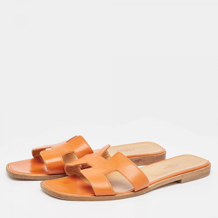 مملوكة مسبقًا Hermes Orange Leather Oran Flat Slides Size 41