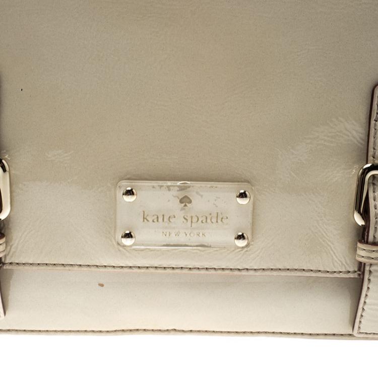 مملوكة مسبقًا Kate Spade Off White Patent Leather Flicker Ellie Clutch