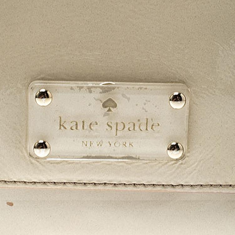 مملوكة مسبقًا Kate Spade Off White Patent Leather Flicker Ellie Clutch