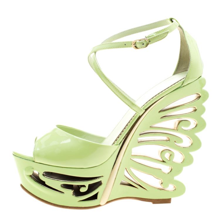 مملوكة مسبقًا Le Silla Pistachio Green Patent Leather Butterfly Wedge Sandals Size 38.5