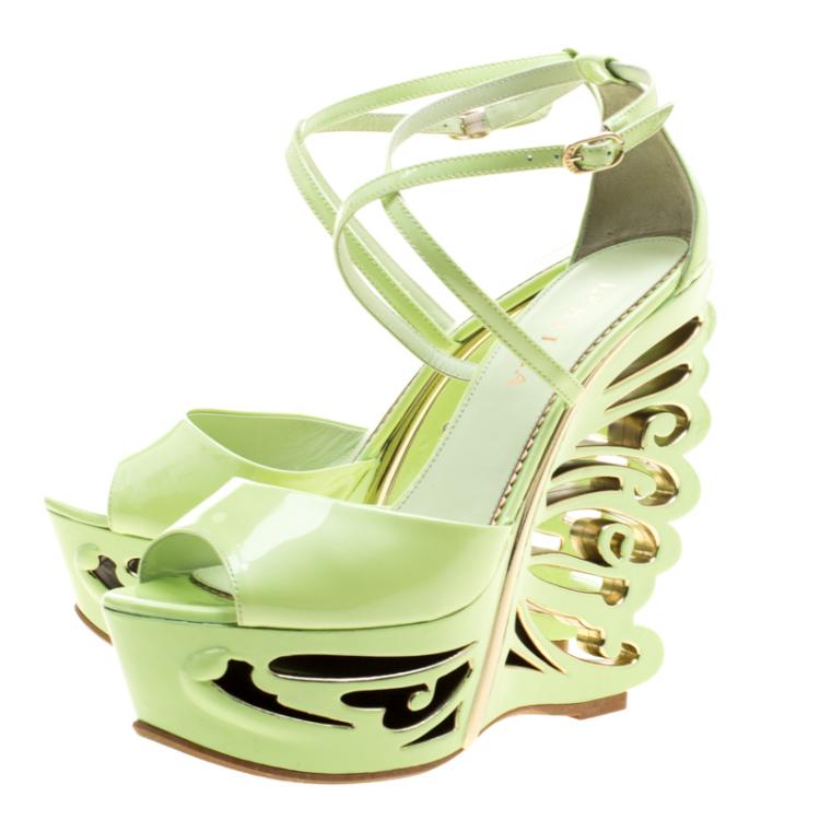 مملوكة مسبقًا Le Silla Pistachio Green Patent Leather Butterfly Wedge Sandals Size 38.5