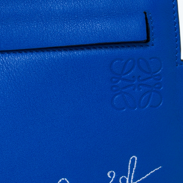 مملوكة مسبقًا Loewe Blue Leather T Pouch Embroidered Clutch Bag