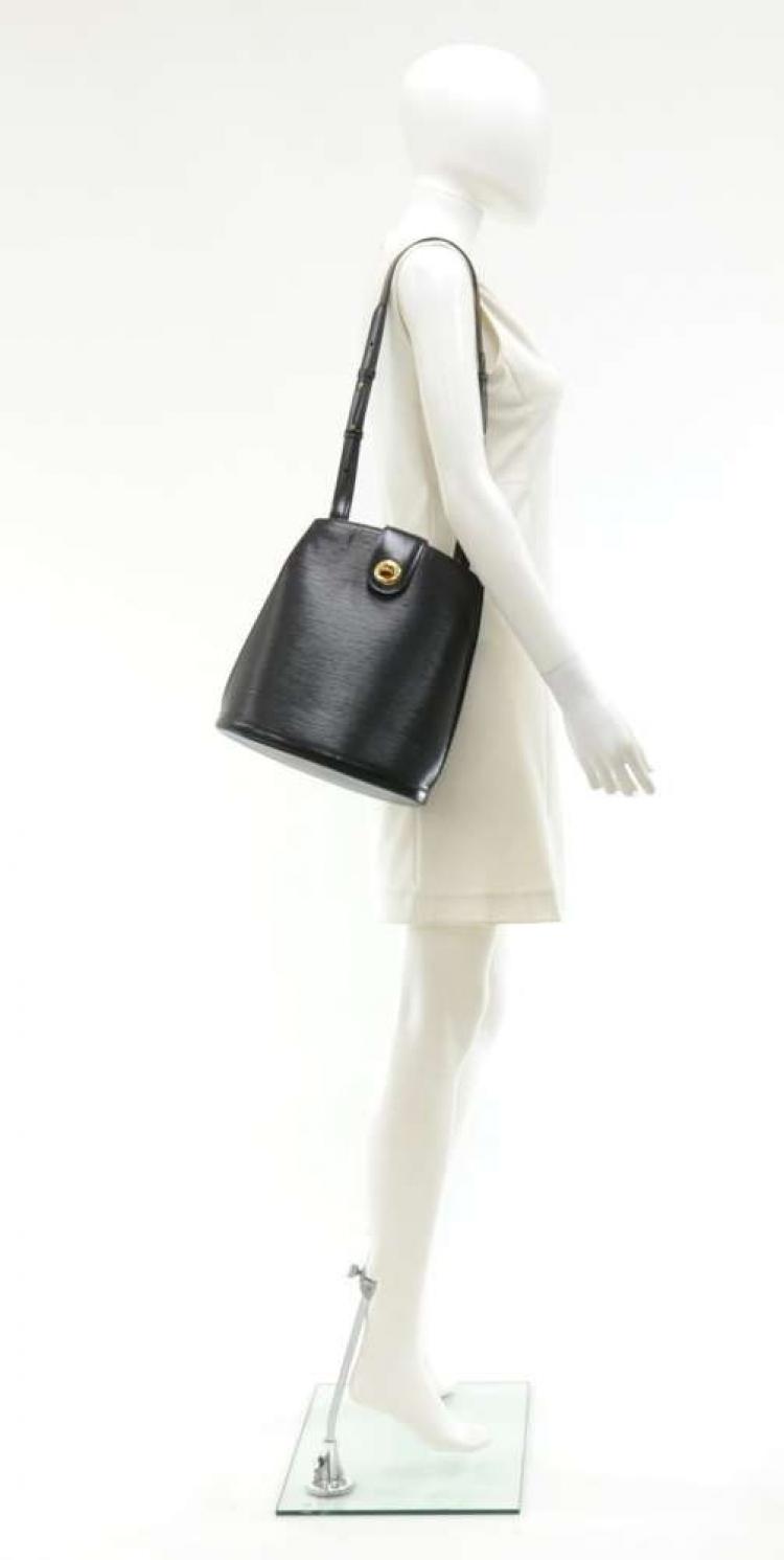 Pre Owned Louis Vuitton Black Epi Leather Cluny Bucket Bag