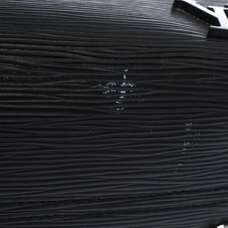 مملوكة مسبقًا Louis Vuitton Black Epi Leather Cluny MM