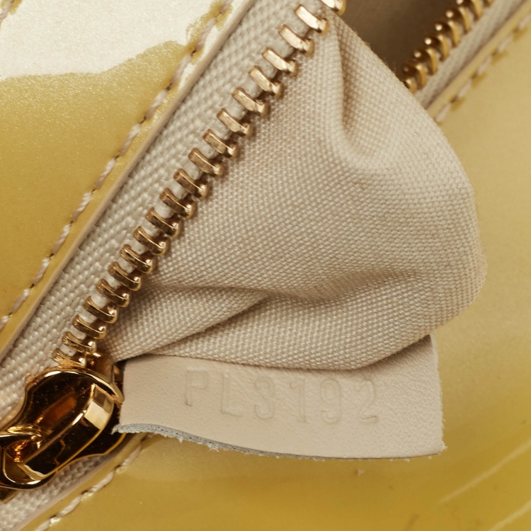 Pre Owned Louis Vuitton Vert Impression Patent Leather Sobe Clutch