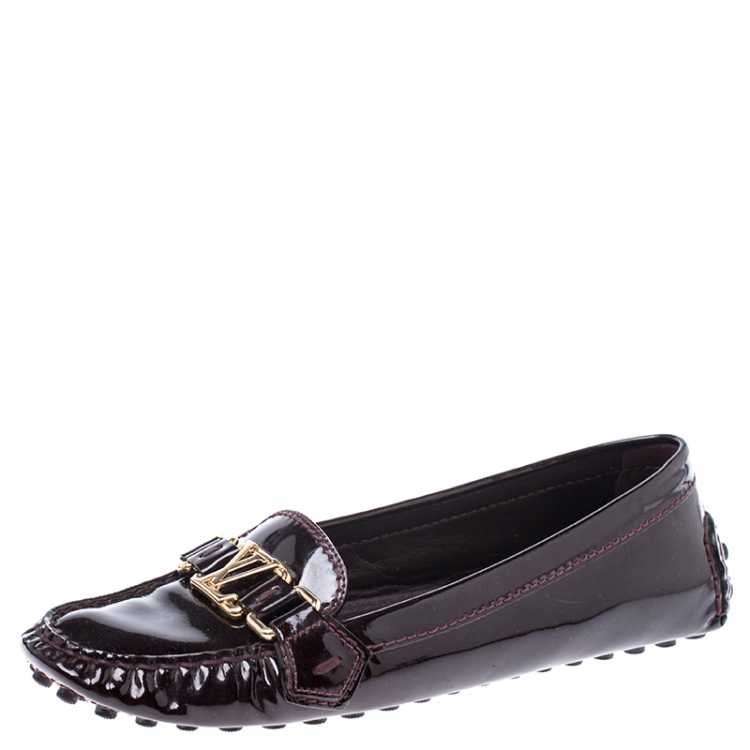مملوكة مسبقًا  Louis Vuitton Burgundy Patent Leather Logo Detail Slip On Loafers Size 38