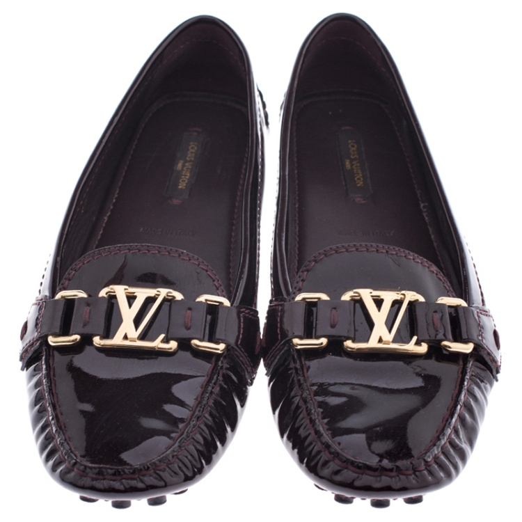 مملوكة مسبقًا  Louis Vuitton Burgundy Patent Leather Logo Detail Slip On Loafers Size 38