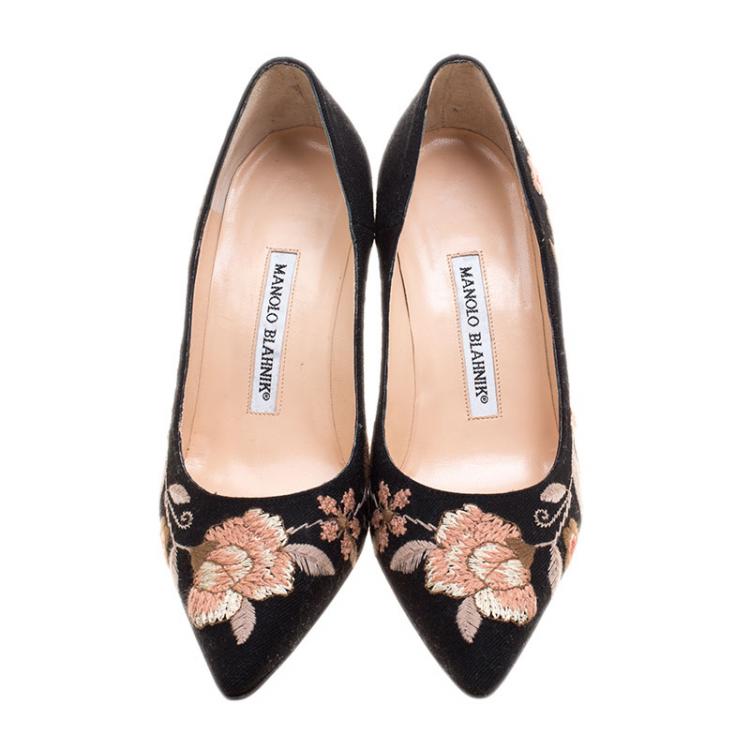 Pre Owned Manolo Blahnik Black Floral Embroidered Canvas Kayal Pointed Toe Pumps Size 35.5