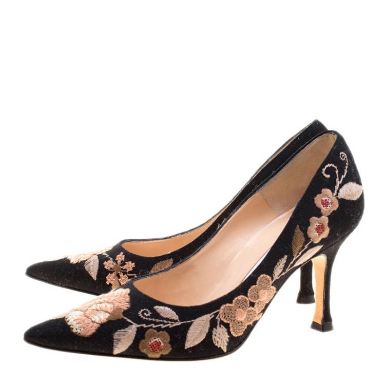 Pre Owned Manolo Blahnik Black Floral Embroidered Canvas Kayal Pointed Toe Pumps Size 35.5