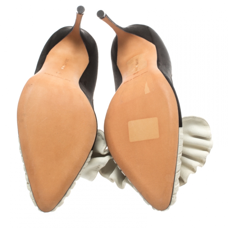 مملوكة مسبقًا Manolo Blahnik Black and Beige Suede Arleti Frill Detail Pumps Size 38