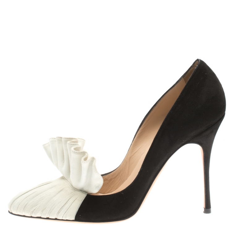 مملوكة مسبقًا Manolo Blahnik Black and Beige Suede Arleti Frill Detail Pumps Size 38