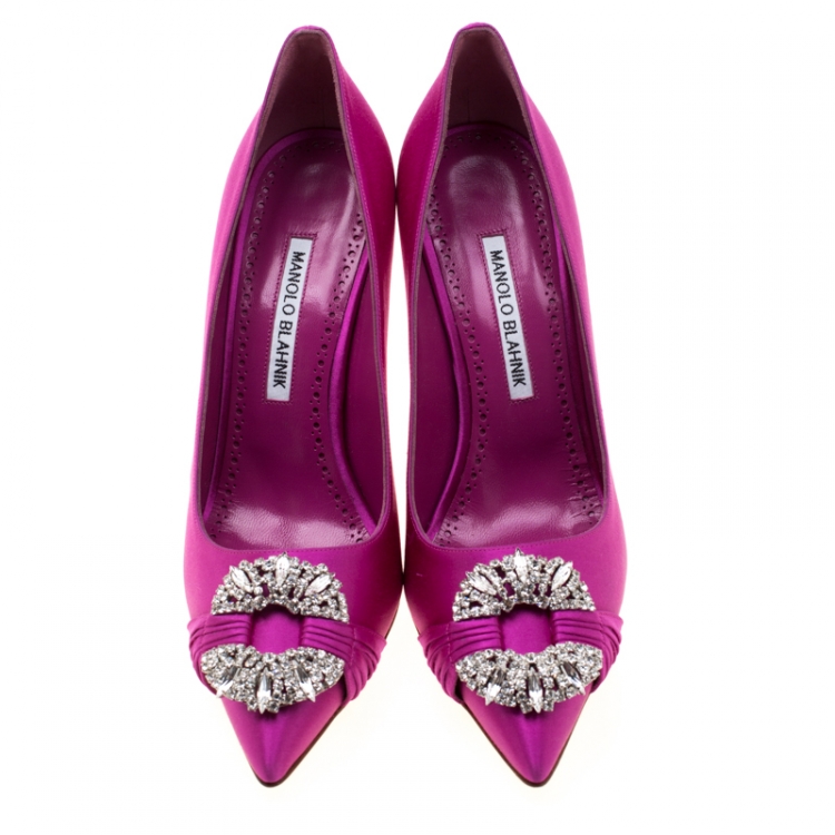 مملوكة مسبقًا Manolo Blahnik Pink Satin Maidu Crystal Embellished Pointed Toe Pumps Size 37.5