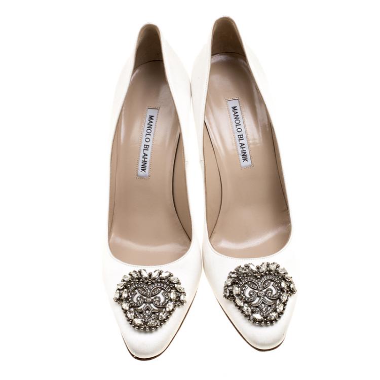 مملوكة مسبقًا Manolo Blahnik Ivory Satin Okkava Crystal Embellished Pumps Size 41