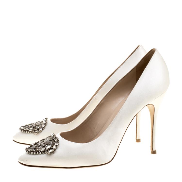مملوكة مسبقًا Manolo Blahnik Ivory Satin Okkava Crystal Embellished Pumps Size 41