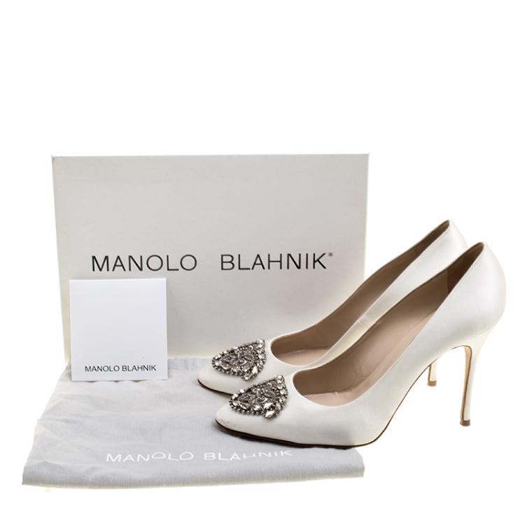 مملوكة مسبقًا Manolo Blahnik Ivory Satin Okkava Crystal Embellished Pumps Size 41