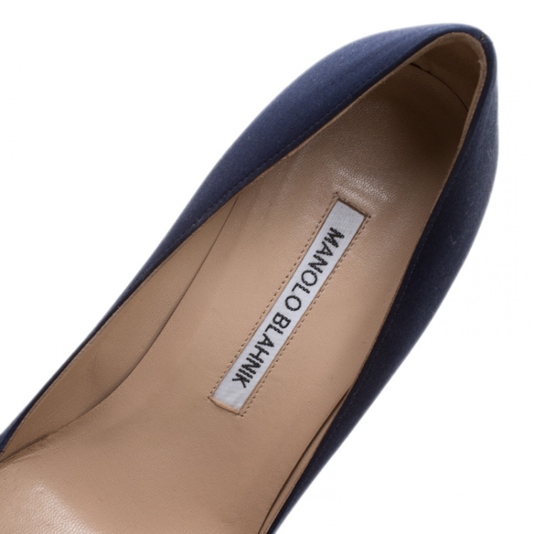 مملوكة مسبقًا Manolo Blahnik Navy Blue Satin Hangisi Embellished Pumps Size 37.5