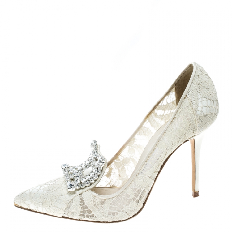 مملوكة مسبقًا Manolo Blahnik Off White Lace and Satin Borlak Crystal Embellished Pumps Size 36.5