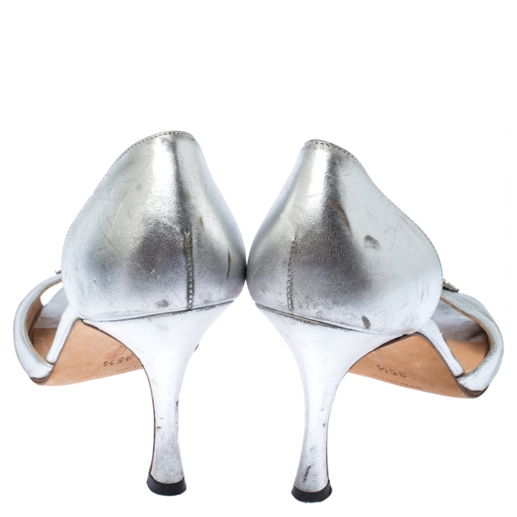 Pre Owned Manolo Blahnik Silver Metallic Crystal Embellished Sedaraby Sandals Size 35.5
