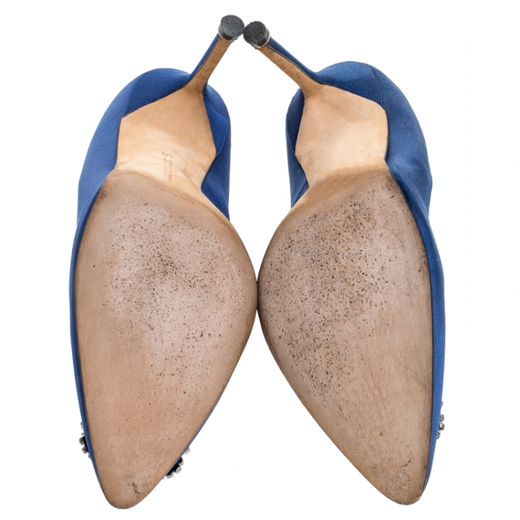مملوكة مسبقًا Manolo Blahnik Blue Satin Jewel Buckle Hangisi Pumps Size 40