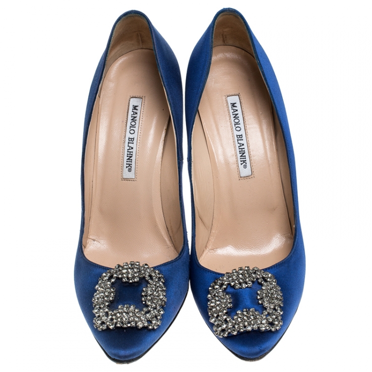 مملوكة مسبقًا Manolo Blahnik Blue Satin Jewel Buckle Hangisi Pumps Size 40