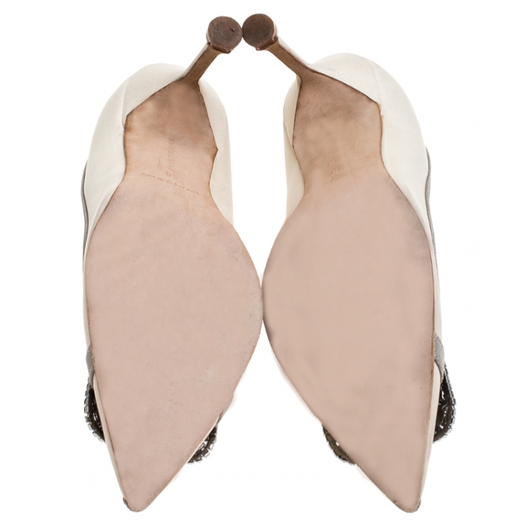 مملوكة مسبقًا Manolo Blahnik Beige Satin Gotrian Crystal Embellished Pumps Size 36