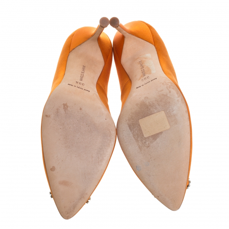 مملوكة مسبقًا Manolo Blahnik Orange Satin Hangisi Crystal Embellished Pumps Size 39.5