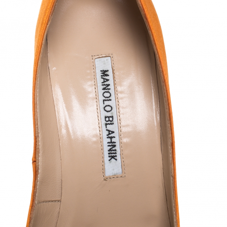 مملوكة مسبقًا Manolo Blahnik Orange Satin Hangisi Crystal Embellished Pumps Size 39.5