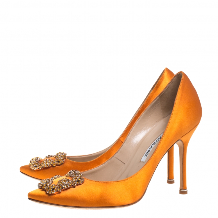 مملوكة مسبقًا Manolo Blahnik Orange Satin Hangisi Crystal Embellished Pumps Size 39.5